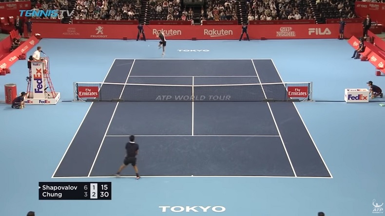 Denis Shapovalov a sanctionné Hyeon Chung sur ce revers sauté à une main à Tokyo.