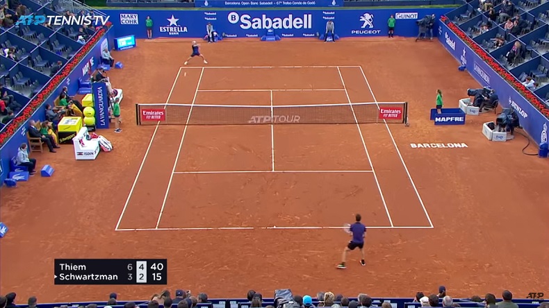 Diego Schwartzman frappe un coup droit long de ligne énorme contre Thiem au tournoi de Barcelone 2019.