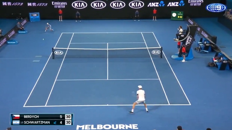 La trajectoire de ce coup droit de Diego Schwartzman contre Tomas Berdych à l'Open d'Australie, est complètement folle.
