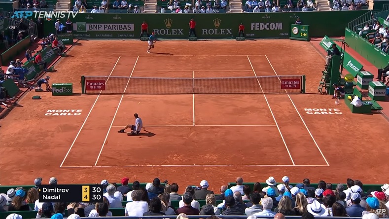 Le revers gagnant en tacle glissé : un des deux points énormes enchaînés par Grigor Dimitrov contre Nadal à Monte-Carlo.
