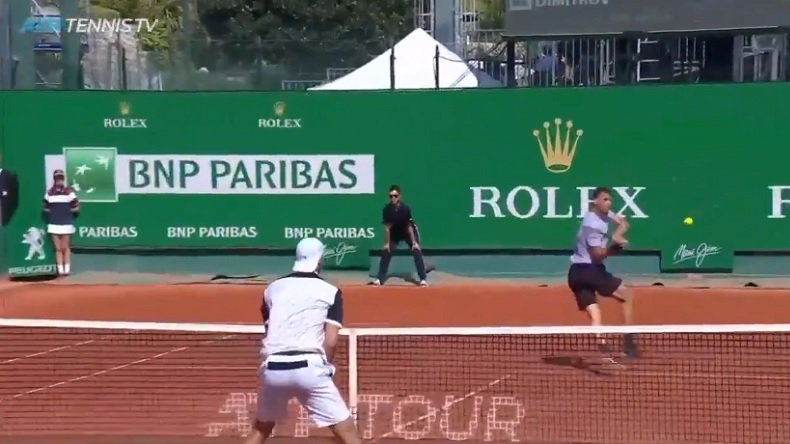 Grigor Dimitrov gagne un point avec un revers à deux mains à Monte-Carlo.