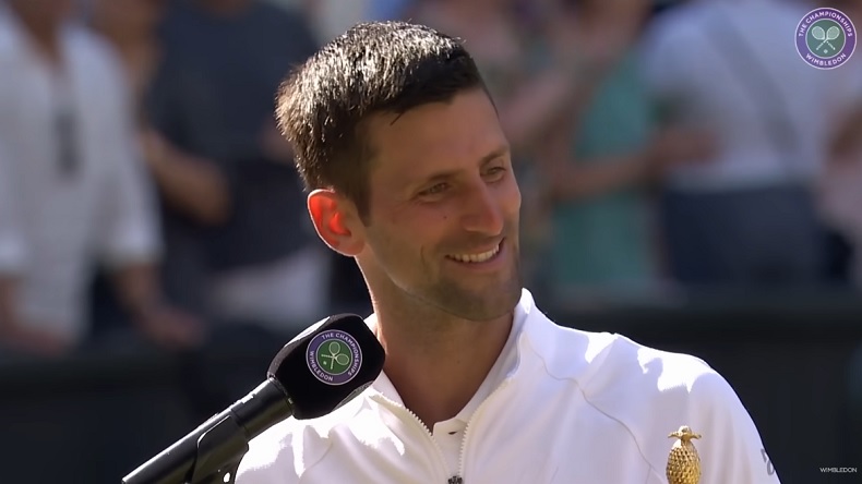 L'excellent discours de Novak Djokovic, plein d'humour, après sa victoire contre Kyrgios à Wimbledon 2022.