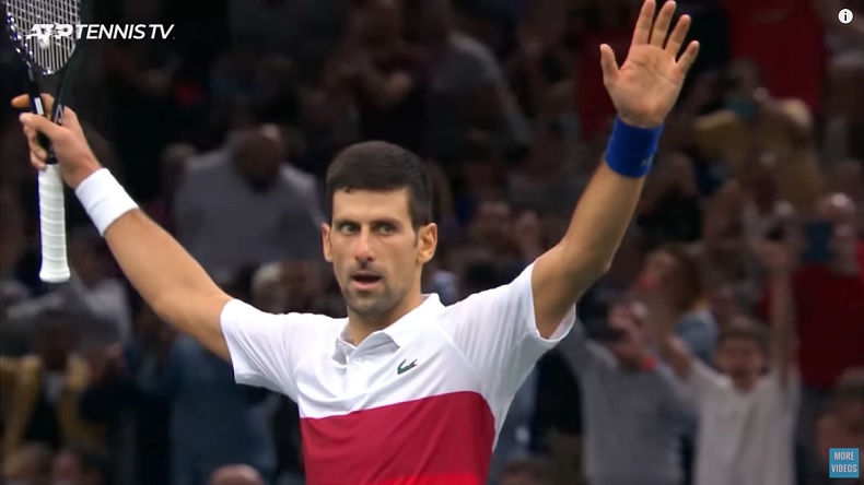 Novak Djokovic renverse Daniil Medvedev et s'adjuge pour la sixième fois le Rolex Paris Masters.