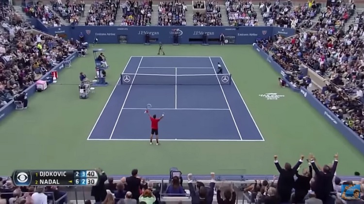 Le public se lève après ce rallye monumental de 54 frappes entre Djokovic et Nadal en finale de l'US Open 2013.