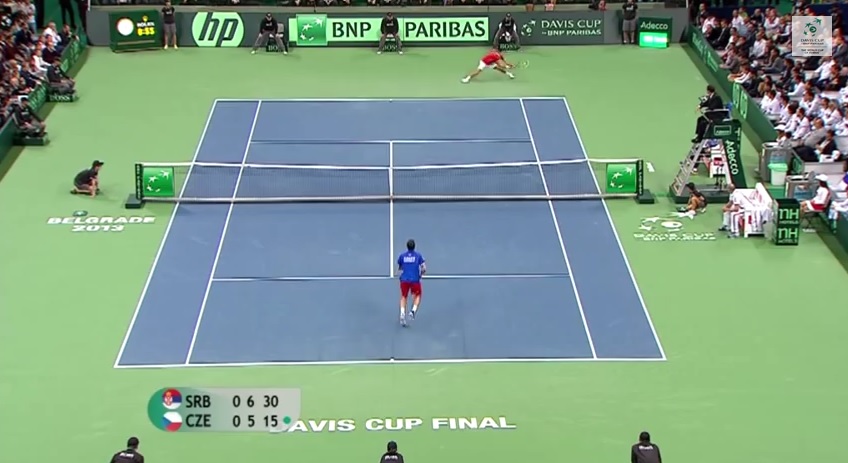La machine Novak Djokovic en action contre Radek Stepanek en finale de la Coupe Davis 2013.
