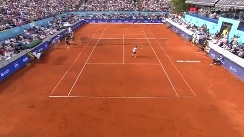 Lors de l'Adria Tour, l'exhibition organisée par Djokovic, un jeune ramasseur de balles a marqué un point contre le Serbe sur une très belle amortie.