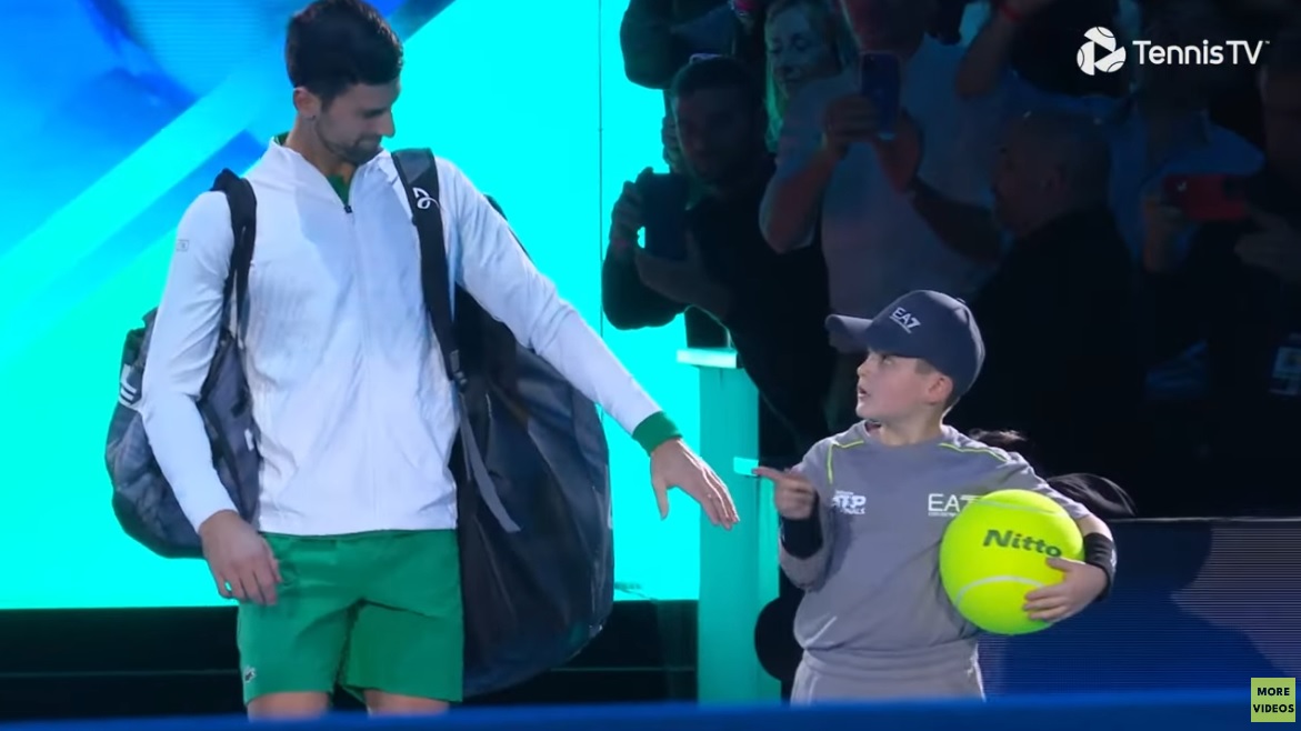 Non Novak, toi tu vas là-bas avec l'autre enfant.