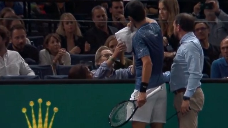 Novak Djokovic donne une serviette humide à un spectateur au bord du malaise au Rolex Paris Masters 2018. Novak Djokovic donne une serviette humide à un spectateur au bord du malaise au Rolex Paris Masters 2018.