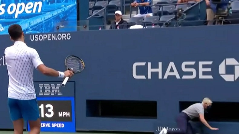 Novak Djokovic vient de lancer une balle involontaire sur une juge de ligne à l'US Open. Il va être disqualifié.