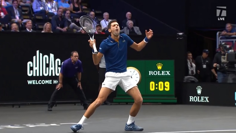 La tête de Novak Djokovic après avoir touché involontairement Roger Federer sur un coup droit en double à la Laver Cup 2018. La tête de Novak Djokovic après avoir touché involontairement Roger Federer sur un coup droit en double à la Laver Cup 2018.