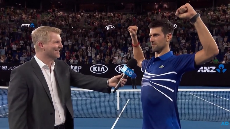 Novak Djokovic répond avec humour à Jim Courier après son match difficile contre Daniil Medvedev à l'Open d'Australie 2019.