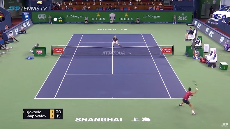 Djokovic écœure Shapovalov avec deux passings courts croisés fabuleux à Shanghai.