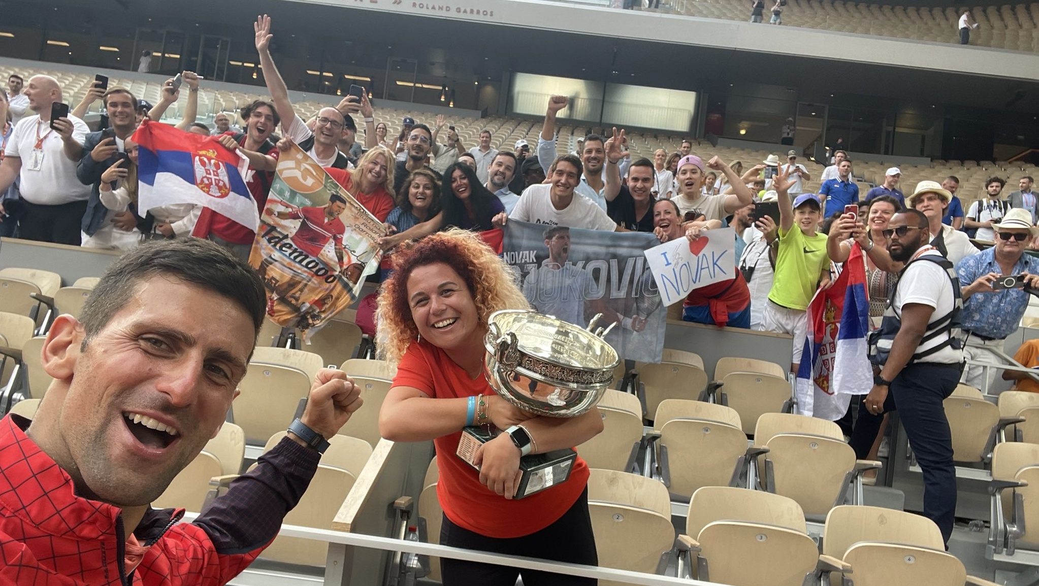 Le selfie de Novak Djokovic avec son fan club après sa victoire à Roland-Garros 2023. (Twitter/NDjokofan)