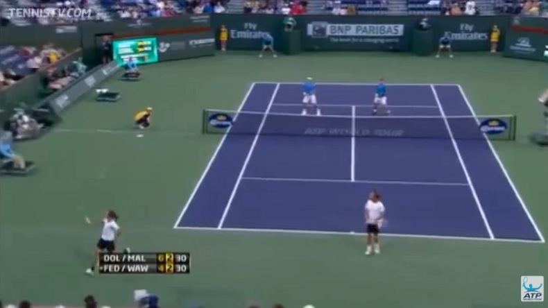Dos au filet, Alexandr Dolgopolov effectue une remise incroyable. Dos au filet, Alexandr Dolgopolov effectue une remise incroyable.