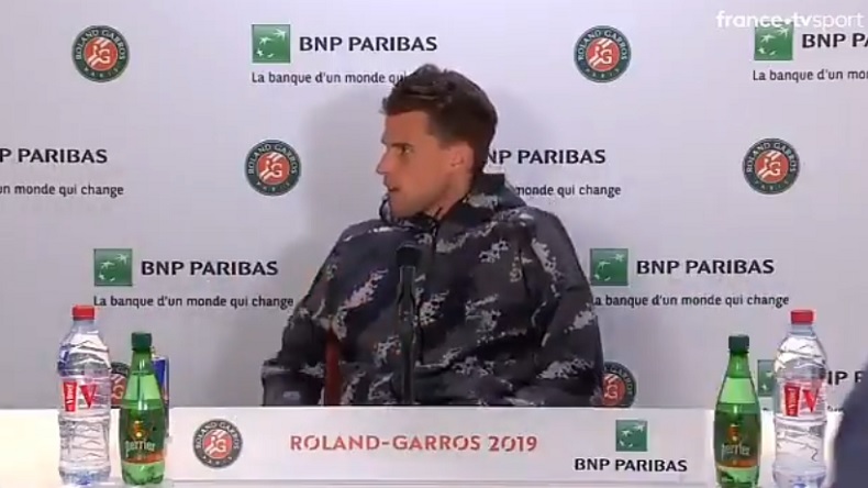 Dominic Thiem, vénère, après s'être fait virer de la salle de presse pour laisser la place à Serena Williams à Roland-Garros.