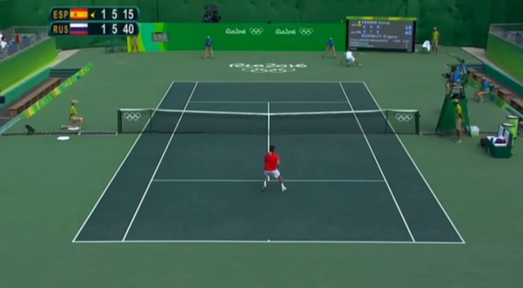 Evgeny Donskoy fait le break contre David Ferrer sur un point énorme.