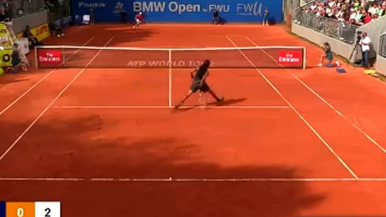 Dustin Brown maîtrise la demi-volée amortie entre les jambes. Dustin Brown maîtrise la demi-volée amortie entre les jambes.