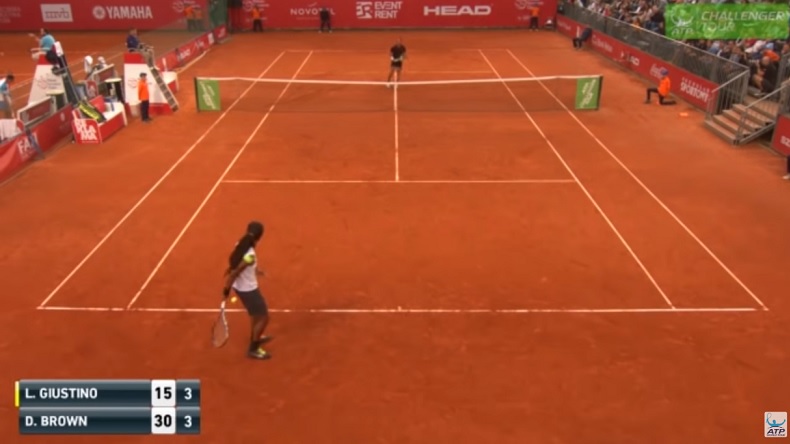 Dustin Brown régale avec un lob dans le dos. Dustin Brown régale avec un lob dans le dos.