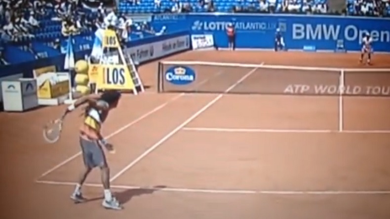 Dustin Brown régale avec un retour dans le dos au tournoi de Munich 2012. Dustin Brown régale avec un retour dans le dos au tournoi de Munich 2012.