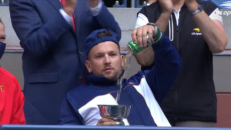 L'Australien Dylan Alcott, vainqueur du tournoi tennis-fauteuil Quad, a fait le show dans le public en finale de l'US Open 2021.