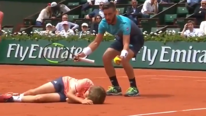 Dzumhur percute un ramasseur à Roland-Garros. Dzumhur percute un ramasseur à Roland-Garros.