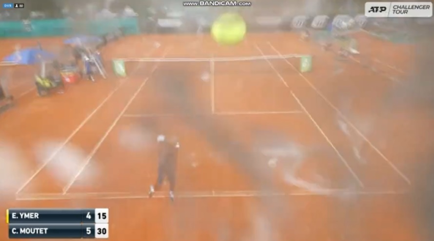 En plein dans le mille ! Elias Ymer a détruit la vitre de protection de la caméra de streaming au Challenger de Salzbourg 2022.