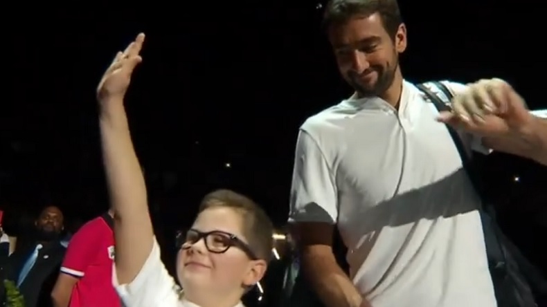 Cet enfant a fait une entrée de star avec Marin Cilic au Rolex Paris Masters 2018 et cela a bien amusé le Croate.
