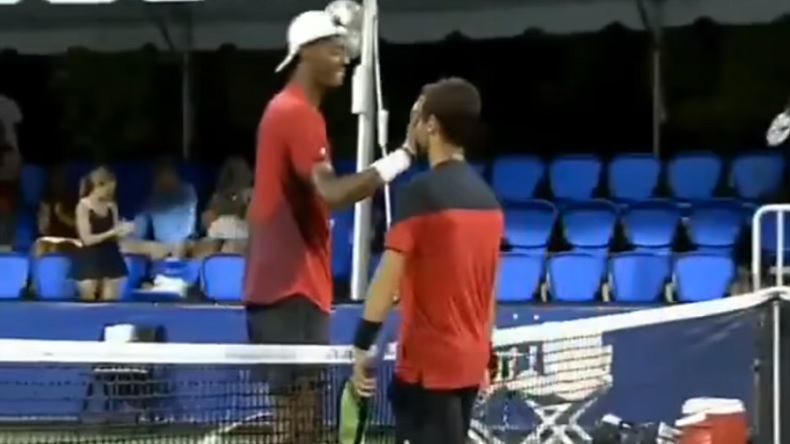 Une poignée de main originale entre Chris Eubanks et Noah Rubin au Challenger de Cary 2019.