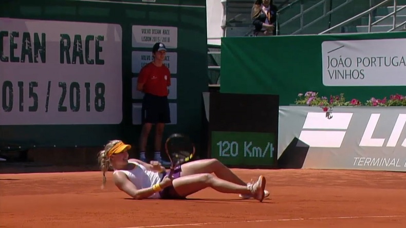 Malgré les apparences, Eugénie Bouchard va réussi à gagner ce point insolite au tournoi d'Estoril 2014.