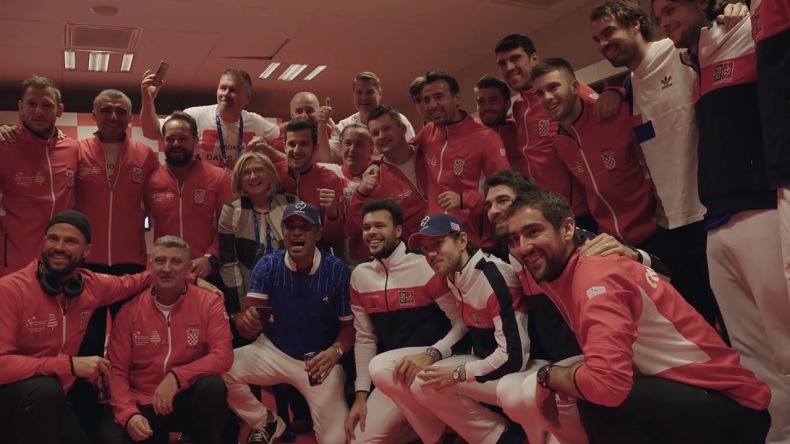 Fair-plays, les Français félicitent les Croates après leur victoire en finale de la Coupe Davis. Une belle image de sport.