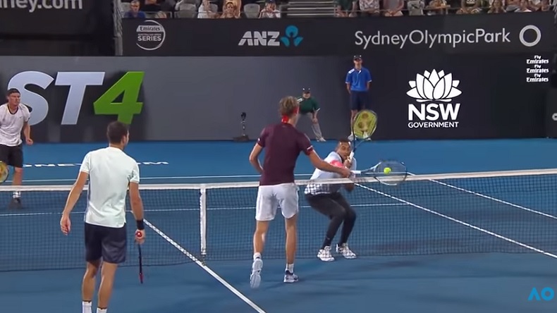 A bout portant, Alexander Zverev met une balle dans le nez de Nick Kyrgios lors d'une exhibition en Fast 4.