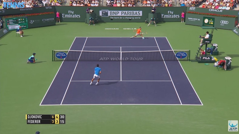 Roger Federer défend en demi-volée et en avançant contre Novak Djokovic. Roger Federer défend en demi-volée et en avançant contre Novak Djokovic.