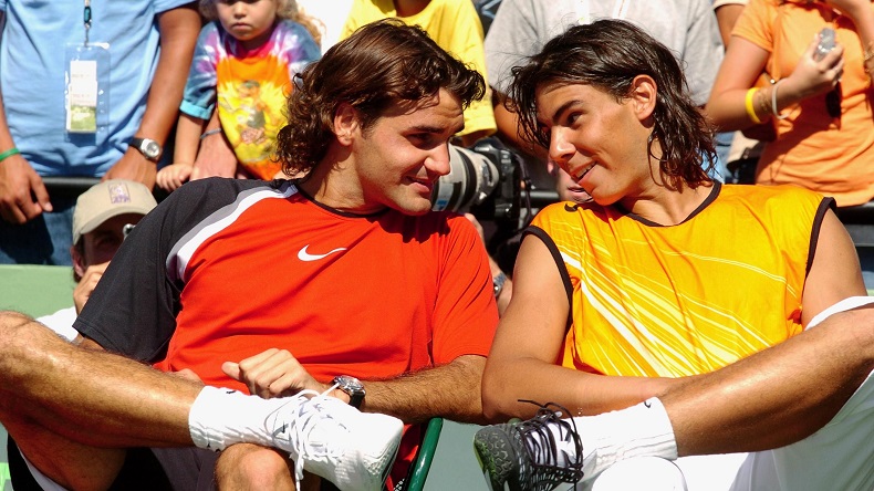 Federer tape la discute avec Nadal après la finale du Masters de Miami 2005. Le Suisse a signé un exploit mais il ne le sait pas encore : battre Rafa après avoir été mené 2 sets à 0. (DR) Federer tape la discute avec Nadal après la finale du Masters de Miami 2005. Le Suisse a signé un exploit mais il ne le sait pas encore : battre Rafa après avoir été mené 2 sets à 0. (DR)