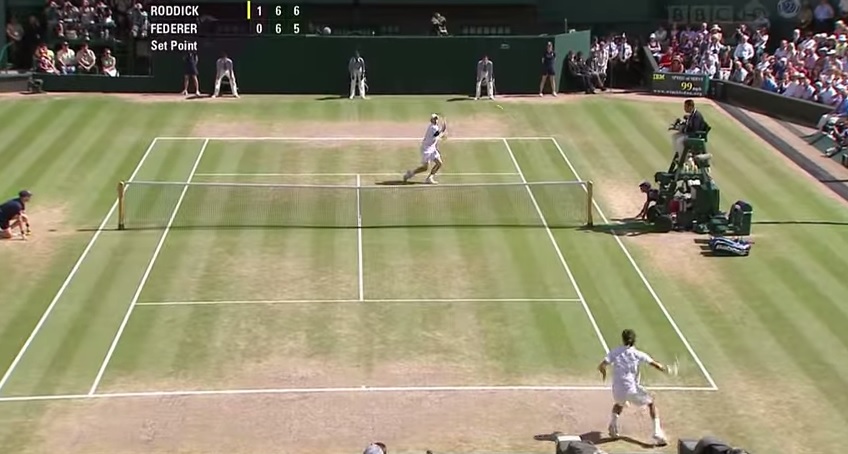 Cette volée dans le tie-break du deuxième set est probablement le tournant de cette finale de Wimbledon 2009 entre Roger Federer et Andy Roddick.