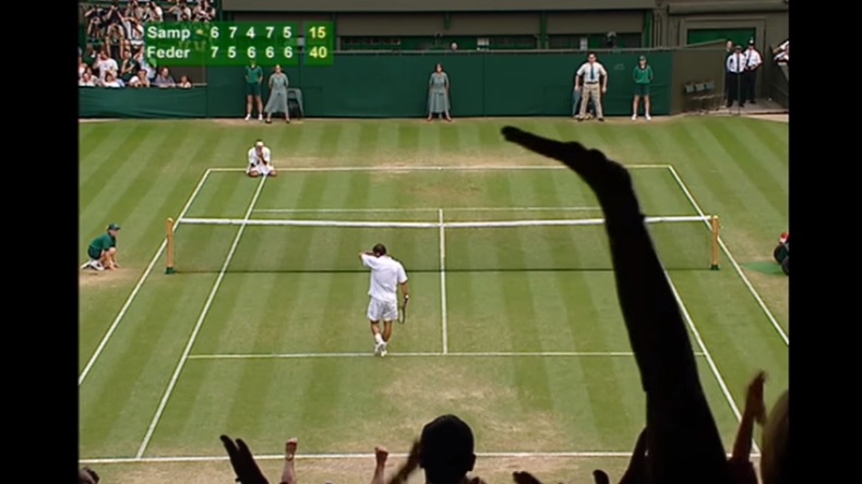 Roger Federer domine Pete Sampras en huitièmes de finale de Wimbledon 2001 pour la seule rencontre entre les deux légendes. Roger Federer domine Pete Sampras en huitièmes de finale de Wimbledon 2001 pour la seule rencontre entre les deux légendes.