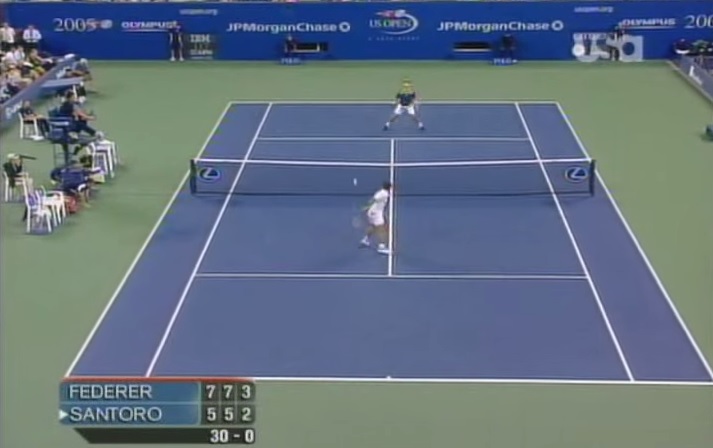 Sortez le pop-corn pour ce résumé hallucinant de Federer - Santoro à l'US Open 2005.