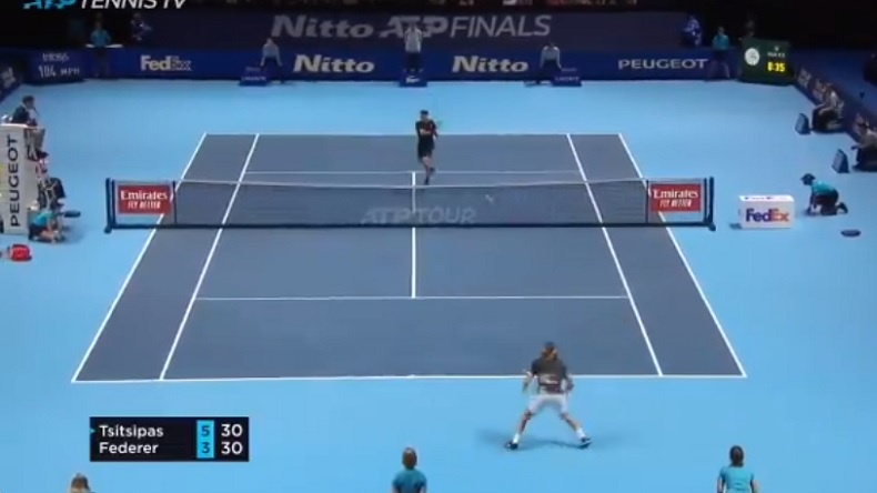 Federer gagne ce rallye énorme contre Tsitsipas en demies du Masters 2019.