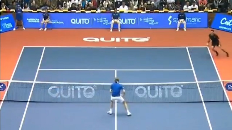 Alexander Zverev a mis un tweener gagnant à Roger Federer sur un point de air tennis, à Quito.