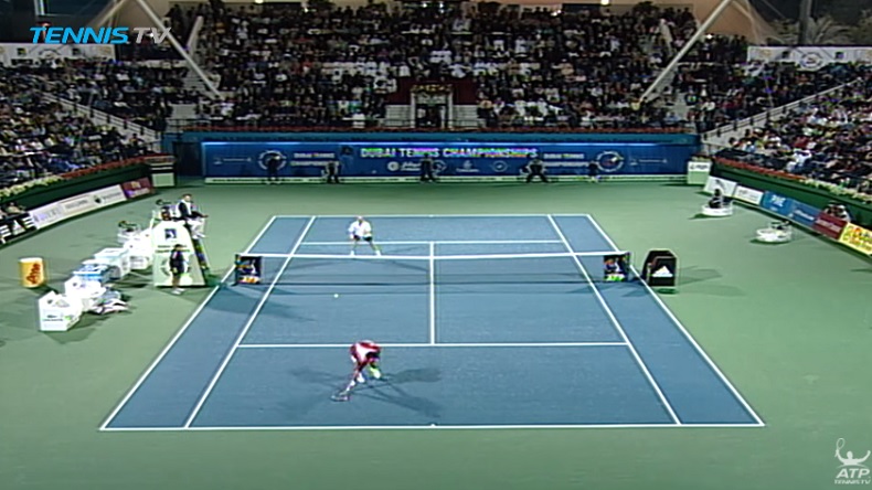 Difficile à croire mais Roger Federer est en train de frapper un lob gagnant. Difficile à croire mais Roger Federer est en train de frapper un lob gagnant.