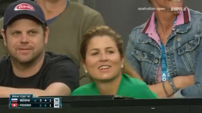 La réplique amusante de Federer quand un bébé vient perturber le service de Bedene à l'Open d'Australie. La réplique amusante de Federer quand un bébé vient perturber le service de Bedene à l'Open d'Australie.