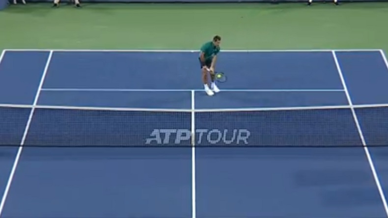 Roger Federer envisagerait de passer à deux mains pour laisser une chance à la concurrence.