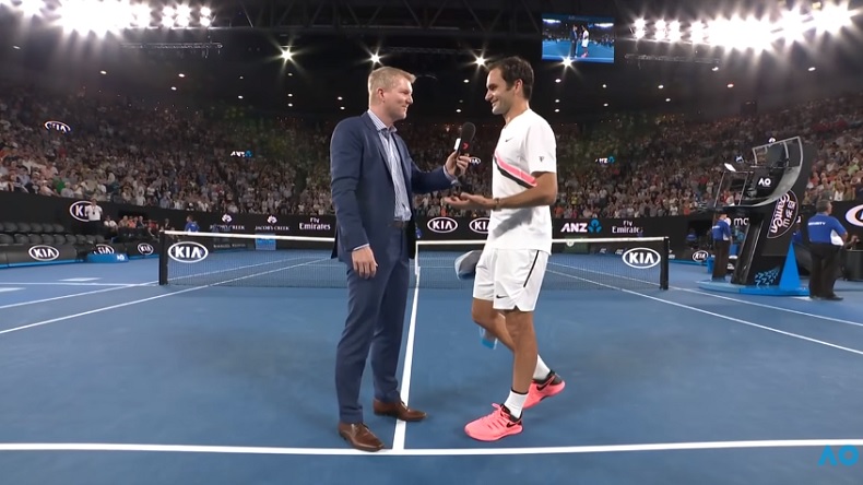 Roger Federer explique à Jim Courier pourquoi il ne veut pas que ses enfants aient un revers à une main. Roger Federer explique à Jim Courier pourquoi il ne veut pas que ses enfants aient un revers à une main.