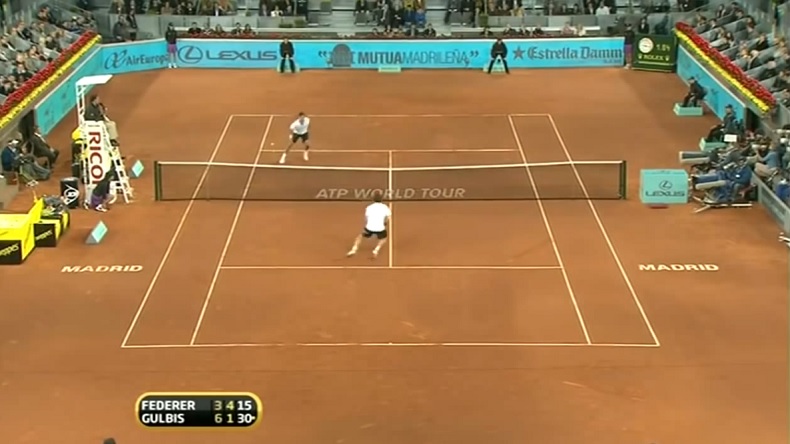 Roger Federer brise les reins de Gulbis avec une feinte du regard violente au Masters de Madrid 2010.