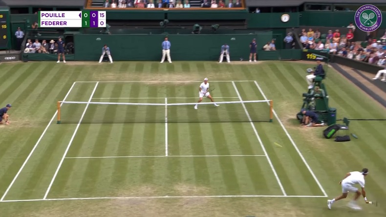 Roger Federer trouve un angle incroyable sur ce passing contre Lucas Pouille à Wimbledon.