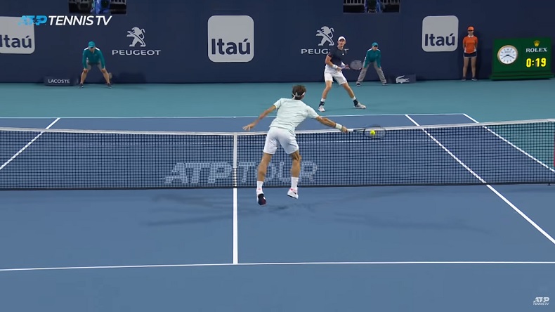 Roger Federer fait quatre volées réflexes dans ce point incroyable contre Kevin Anderson à Miami.