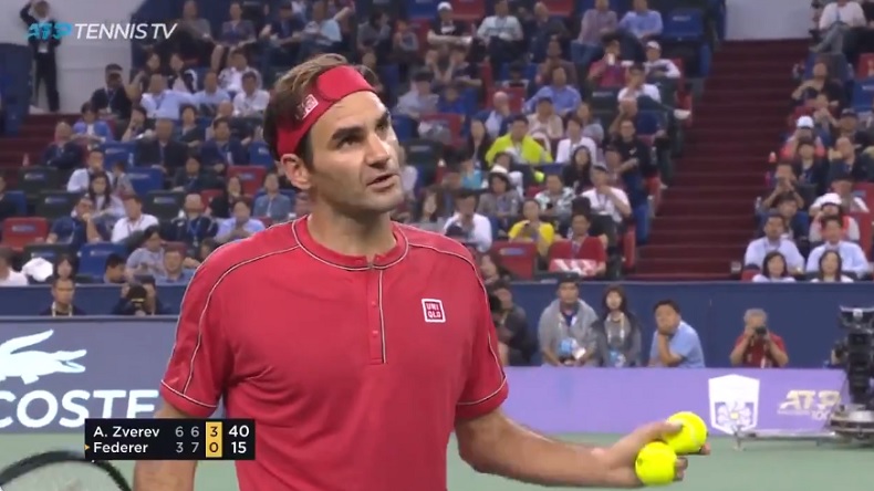 Roger Federer prend un point de pénalité au Masters de Shanghai 2019 et l'arbitre va un peu stresser.