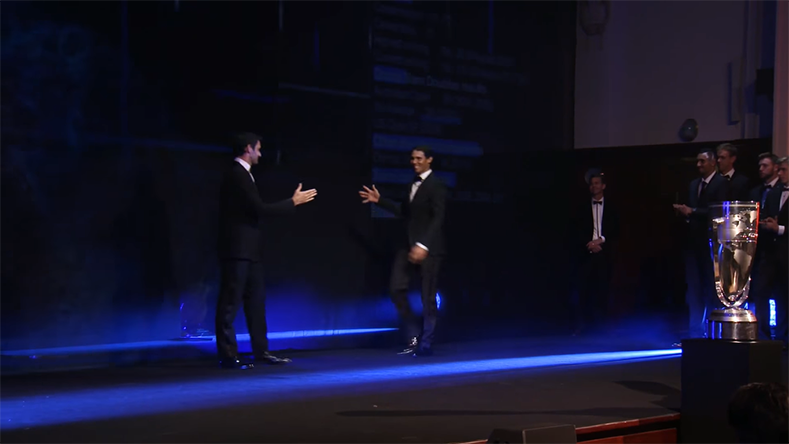 Roger Federer introduit Rafael Nadal lors de la présentation des équipes de la Laver Cup 2017. Roger Federer introduit Rafael Nadal lors de la présentation des équipes de la Laver Cup 2017.