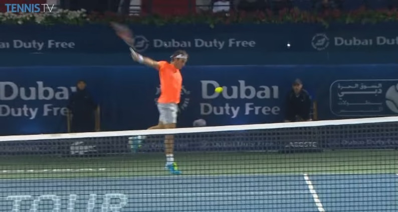 Roger Federer lâche un revers à 138 km/h en finale du tournoi de Dubaï.