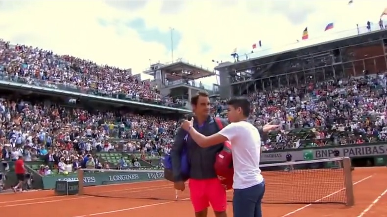 Sans pression, cet ado est carrément allé sur le court pour avoir un selfie avec Roger Federer.