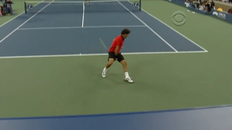 Roger Federer se procure trois balles de match contre Djokovic avec ce passing gagnant entre les jambes à l'US Open 2009.